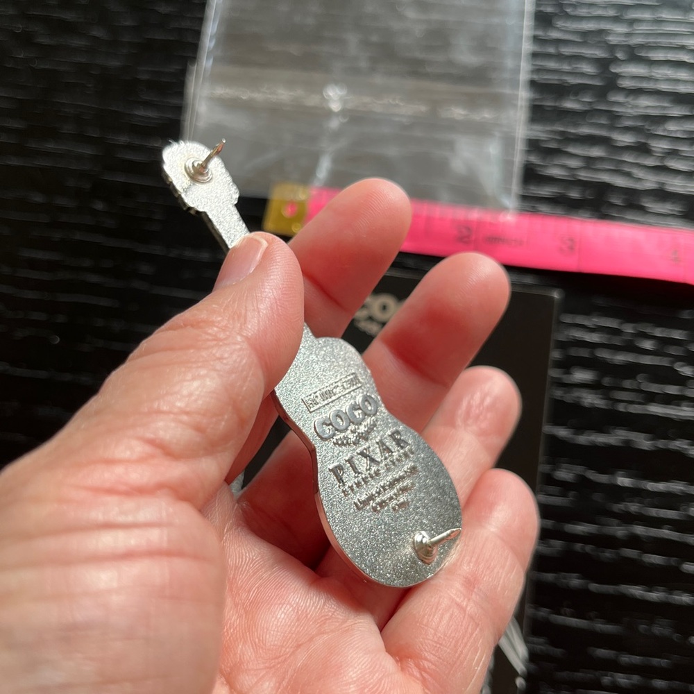 Disney Pixar Studio Store Coco Pin-Ernesto De La Cruz Pearl Guitar LE( MSC-75.2) - Picture 12 of 12